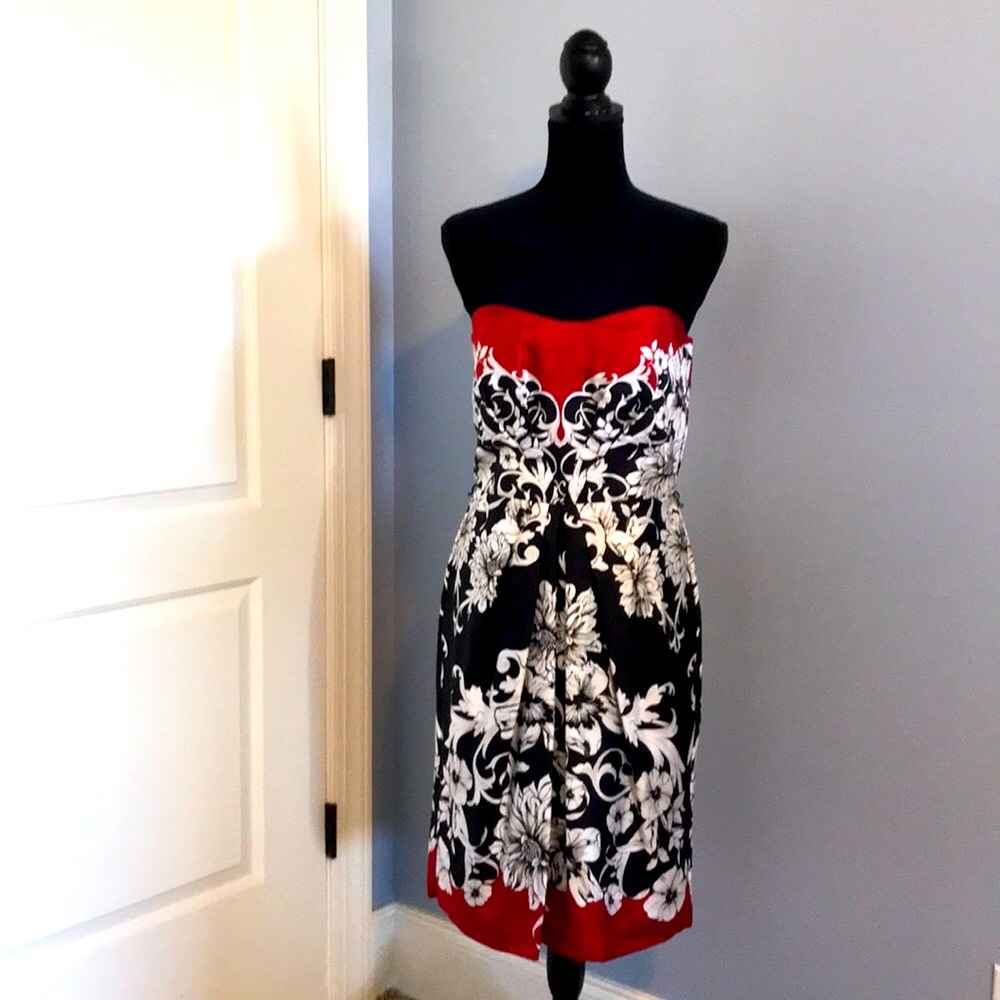 Stunning strapless dress.